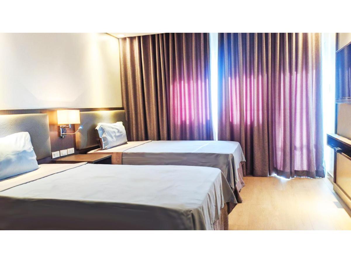 Capital O 804 The Residences At Bonifacio Civic Center Manila Exterior foto