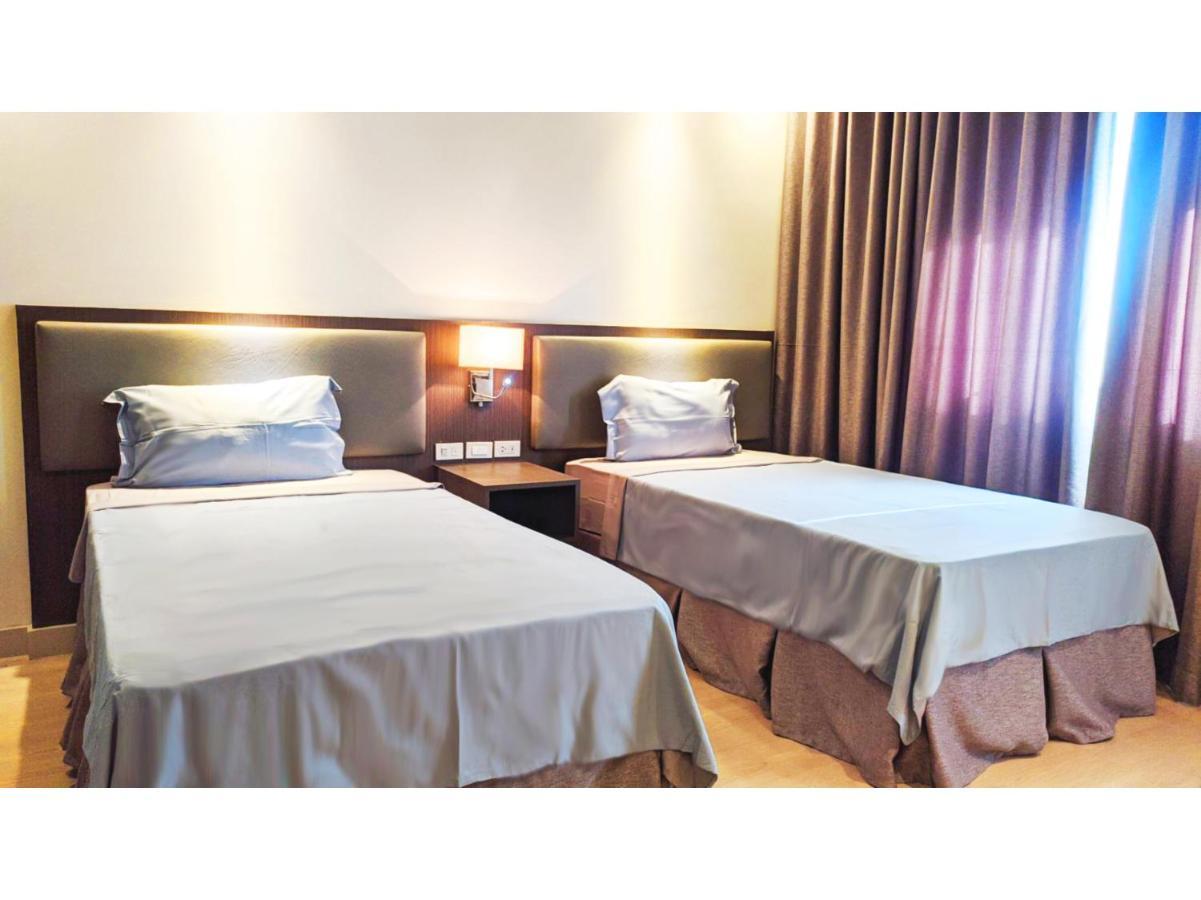 Capital O 804 The Residences At Bonifacio Civic Center Manila Exterior foto